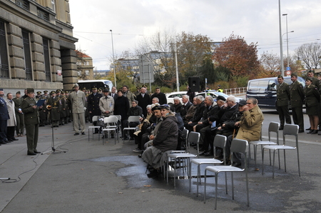 Z vernisáže výstavy před budovou Generálního štábu Armády České republiky v Praze 6