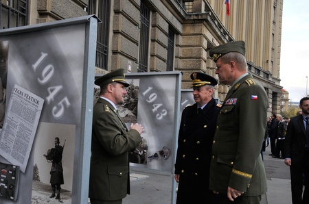 Autor výstavy, plukovník Michal Burian z Vojenského historického ústavu Praha, provedl generály Jana Kašeho a Josefa Bečváře expozicí