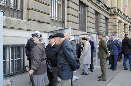 Výstavu si přišli jako první prohlédnout i veteráni 2. světové války, v popředí generál Miloslav Masopust