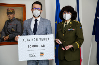 Brigádní generálka Lenka Šmerdová a obchodní ředitel ANV Knives s.r.o. Viktor Zuska