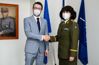 Brigádní generálka Lenka Šmerdová a obchodní ředitel ANV Knives s.r.o. Viktor Zuska