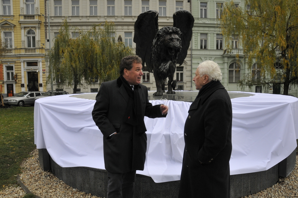 O dnešní podobu památníku Okřídleného lva se zasloužili především (zleva) Euan Edworthy zastupující britskou komunitu a Jiří Stanislav z Nadace generála Karla Janouška
