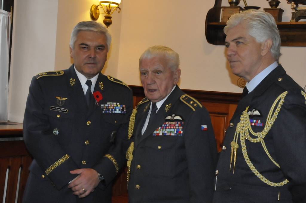 Odhalení rekonstruovaného památníku, který byl doplněn 2507 jmény československých příslušníků RAF, předcházela tisková konference. Té se účastnili také generálmajor Jaromír Šebesta, generálmajor Emil Boček a plukovník Michael Longstaff