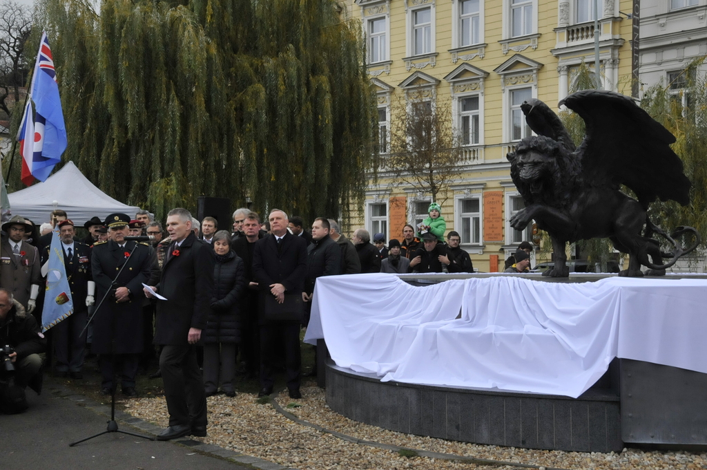 S projevem před odhalením památníku vystoupil také Jiří Hynek prezident Asociace obranného a bezpečnostního průmyslu, která na pamětní desku také přispěla