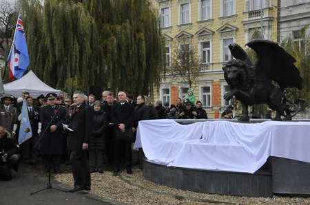 S projevem před odhalením památníku vystoupil také Jiří Hynek prezident Asociace obranného a bezpečnostního průmyslu, která na pamětní desku také přispěla