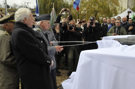 Plášť se jmény československých příslušníků RAF odhalili váleční veteráni - generálové Miloslav Masopust, Emil Boček a Pavel Vranský