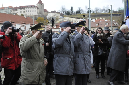 ... a vzápětí vzdali čest u památníku na pražském Klárově