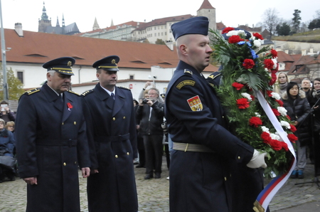 Položením věnce uctil památku příslušníků RAF velitel vzdušných sil AČR generálmajor Jaromír Šebesta