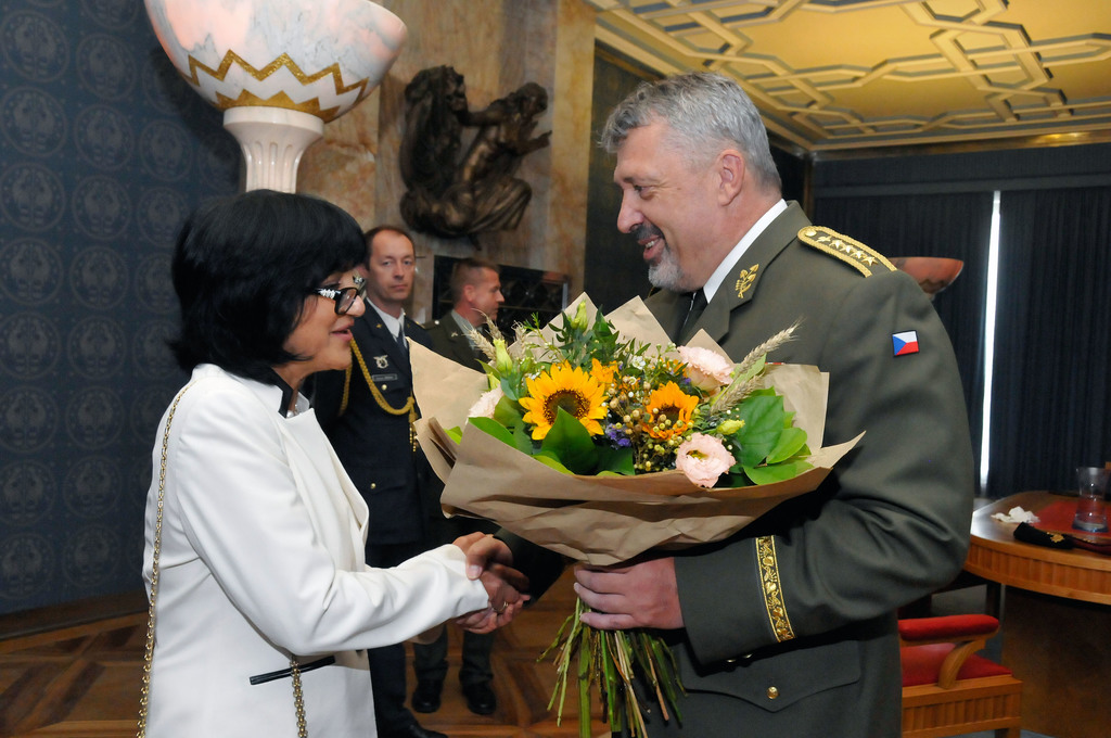 Náčelník Generálního štábu AČR armádní generál Aleš Opata předal před zahájením slavnostního nástupu velvyslankyni Iráku v ČR Sundus Omar Ali Albayraqdar kytici, kterou připomněl, že paní velvyslankyně nastoupila do úřadu v Praze teprve nedávno