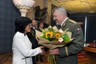 Náčelník Generálního štábu AČR armádní generál Aleš Opata předal před zahájením slavnostního nástupu velvyslankyni Iráku v ČR Sundus Omar Ali Albayraqdar kytici, kterou připomněl, že paní velvyslankyně nastoupila do úřadu v Praze teprve nedávno
