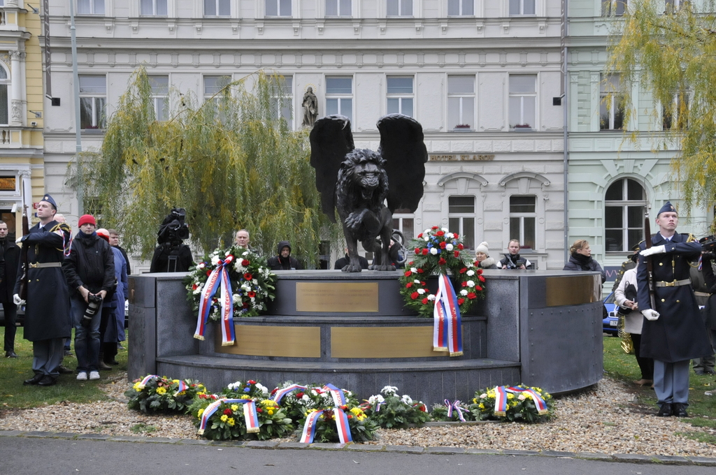 Památník Okřídleného lva ozdobily jména 2507 hrdinů - příslušníků RAF a smuteční věnce s květinami