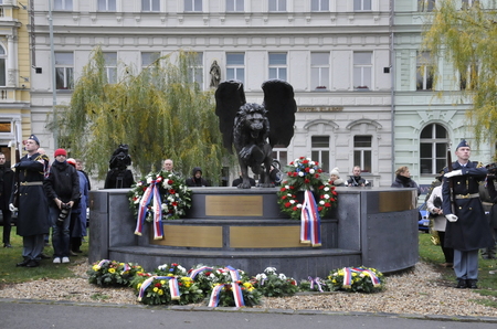 Památník Okřídleného lva ozdobily jména 2507 hrdinů - příslušníků RAF a smuteční věnce s květinami