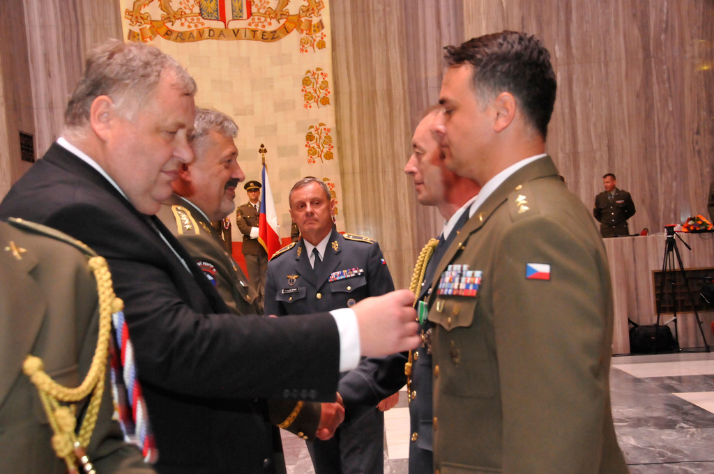Major Miroslav Beran a nadporučík David Trnečka, kteří veleli jednotlivým uskupením, přebírají Záslužné kříže ministra obrany III. stupně z rukou náměstka Antonína Rady
