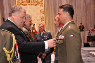 Major Miroslav Beran a nadporučík David Trnečka, kteří veleli jednotlivým uskupením, přebírají Záslužné kříže ministra obrany III. stupně z rukou náměstka Antonína Rady