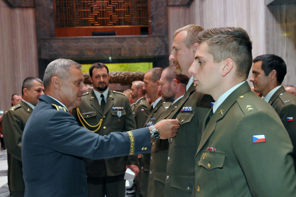 Medaile předával také zástupce náčelníka GŠ AČR - ředitel SOC MO generálmajor Jiří Verner