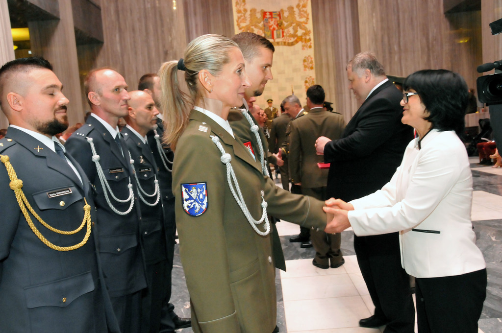 Velvyslankyně Iráku Sundus Omar Ali Albayraqdar blahopřeje k uděleným vyznamenáním