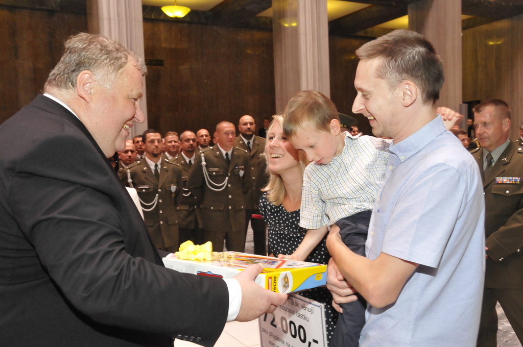 Náměstek Antonín Rada předal s armádním generálem Alešem Opatou Adámkovi stavebnici, která je vhodná na podporu motoriky
