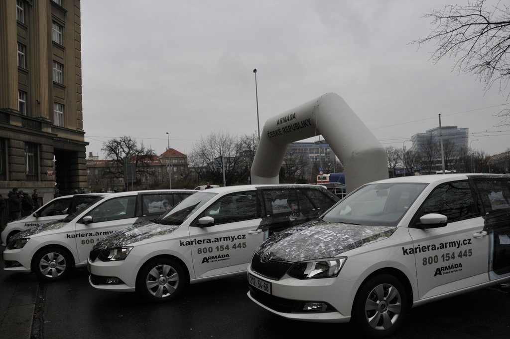 Nová vozidla určená pro rekrutaci před budovou GŠ AČR na pražském Vítězném náměstí