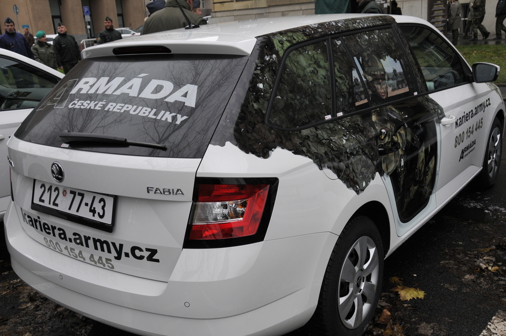 Detail "otevřených" zadních dveří s příslušníkem pozemních sil