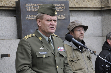 Mnoho šťastných kilometrů popřál  uživatelům nových fábií náčelník GŠ AČR armádní generál Josef Bečvář
