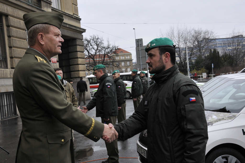 Náčelník Generálního štábu armádní generál Josef Bečvář předal uživatelům z rekrutačních středisek klíče od nových služebních vozidel Škoda Fabia