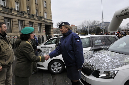 Brigádní generálka Lenka Šmerdová blahopřeje k předání nového služebního vozidla pro rekrutační účely praporčici Jance Brechličukové z Plzně