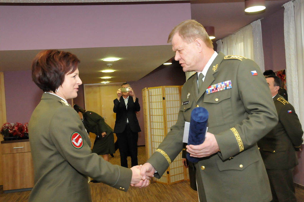 Odměnu v podobě pěněžitého daru přebírá z rukou náčelníka GŠ AČR armádního generála Josefa Bečváře kapitánka Eva Cajthamlová z Posádkového velitelství Praha 