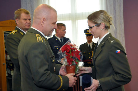 Generálporučík Jiří Baloun předává vánoční květinu rotmistryni Lence Petráňové z Liberce