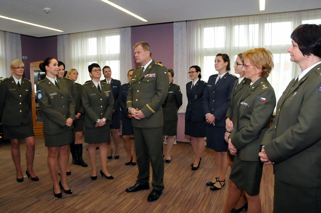 Náčelník Generálního štábu AČR armádní generál Josef Bečvář se zajímal o i problémy, s nimiž se vojákyně potýkají při pořizování stejnokrojů