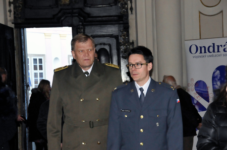 Náčelník Generálního štábu AČR armádní generál Josef Bečvář přichází v doprovodu asistenta majora Adama Čumpelíka do Vojenského kostela sv. Jana Nepomuckého na pražských Hradčanech