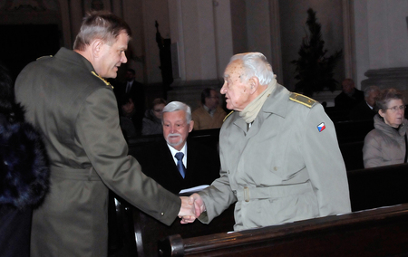 Armádní generál Josef Bečvář se zdraví s válečným veteránem brigádním generálem Miloslavem Masopustem