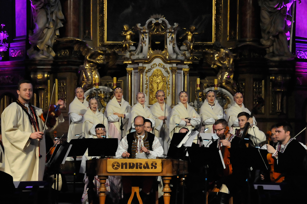 Orchestr lidových nástrojů Vojenského uměleckého souboru Ondráš zahájil pod vedením Jaromíra Kučery adventní pořad Intrádou Erasmuse Widmana