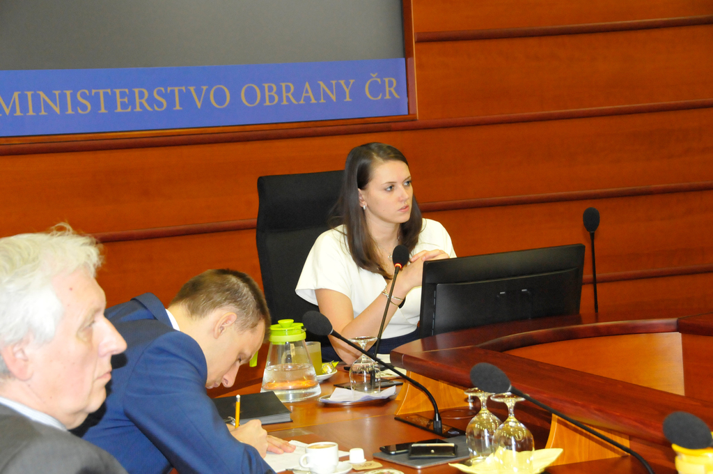 Náměstkyně Kateřina Blažková řídila dnešní jednání s řediteli a zástupci státních podniků a příspěvkových organizací
