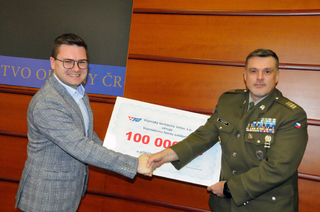 Nadpraporčík Lubomír Volný převzal jménem Vojenského fondu solidarity od ředitele VTÚ symbolický šek