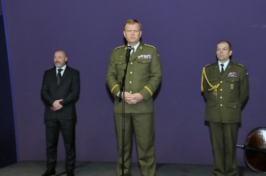 Náčelník GŠ AČR armádní generál Josef Bečvář popřál veteránům a jejich blízkým spolu s organizátory setkání v kongresovém sále hotelu DAP příjemný adventní čas a nadcházející Vánoce