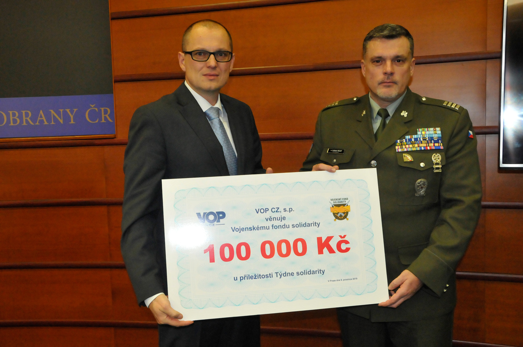 Symbolický šek na 100 tisíc předal Vojenskému fondu solidarity státní podnik VOP CZ