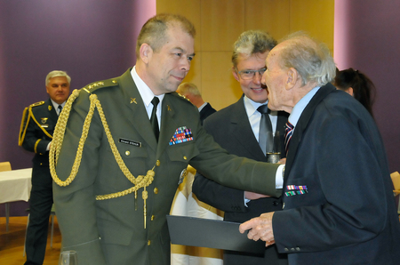 Ředitel odboru pro válečné veterány plk. Eduard Stehlík využil setkání k předání ocenění válečným veteránům