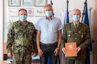 Společná fotografie (brigádní generál Zoltán Bubeník, Jaroslav Kratochvíl, plukovník gšt. Zdeněk Macháček)