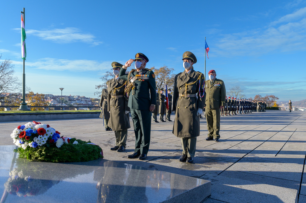 Generál Bipin Rawat a armádní generál Aleš Opata položili věnec u hrobu Neznámého vojína na Vítkově