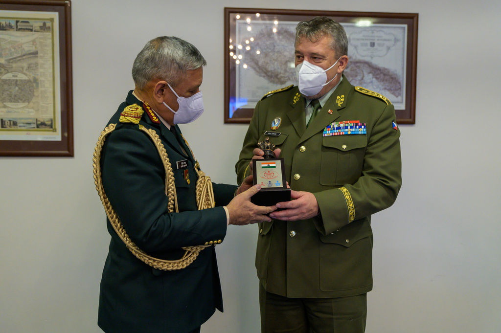 Generál Bipin Rawat a armádní generál Aleš Opata