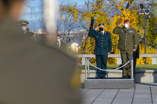 Brigádního generála Milutina Đuroviće přivítal armádní generál Aleš Opata na Čestném dvoře Národního památníku v Praze na Vítkově