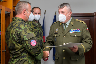 Armádní generál Aleš Opata ocenil rotného Štefana Benedeka