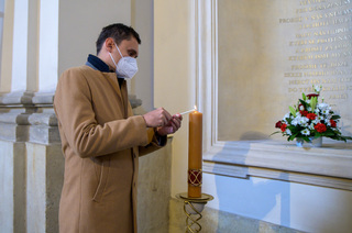 Svíci u  modliteb zapálil náměstek pro řízení sekce správy a řízení organizací MO Lukáš Klučka