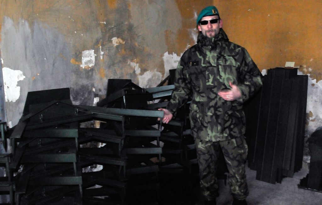 Major Martin Kuna ve skladišti terčů a dalšího zařízení, které potřebují jeho podřízení při stavbě terčových manévrů pro cvičící vojáky