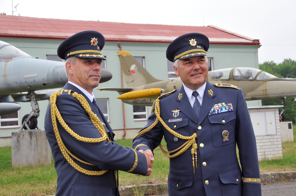 Generálmajor Jaromír Šebesta (vpravo) popřál novému veliteli brigádnímu generálu Petru Hromkovi mnoho úspěchů v nové funkci