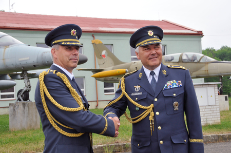 Generálmajor Jaromír Šebesta (vpravo) popřál novému veliteli brigádnímu generálu Petru Hromkovi mnoho úspěchů v nové funkci