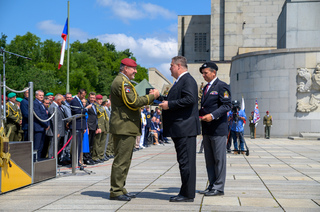 Předseda ČSoL Pavel Budínsky vyznamenal armádního generála Aleše Opatu medailí za zásluhy