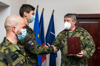 Armádní generál Aleš Opata ocenil desátníka Radka Klečatského