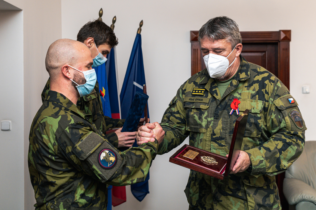 Armádní generál Aleš Opata ocenil desátníka Lukáše Humlíčka 