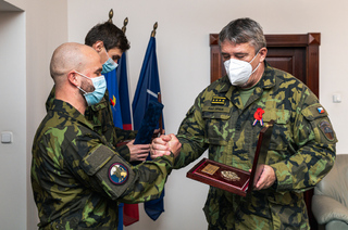 Armádní generál Aleš Opata ocenil desátníka Lukáše Humlíčka 